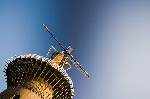 Molen tegen een strak blauwe lucht