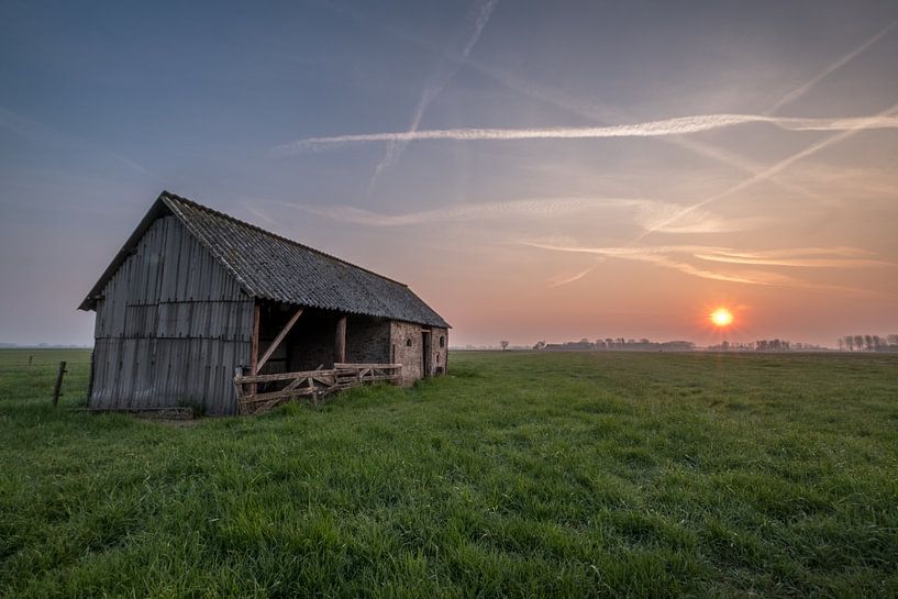 Schuur in weiland met zonsopkomst 01 by Moetwil en van Dijk - Fotografie