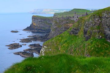 Groene, ruige kustlijn van Noord-Ierland met mysterieuze ruïne van een kasteel van Studio LE-gals