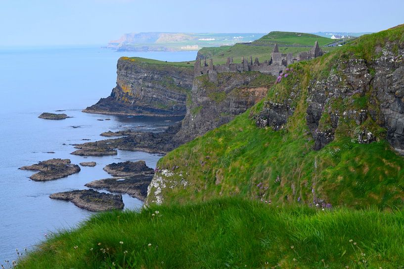 La côte verte et accidentée de l'Irlande du Nord, avec de mystérieuses ruines de châteaux. par Studio LE-gals