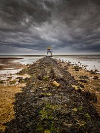 Leuchtturm am Ende eines Wellenbrechers von Luc V. de Zeeuw