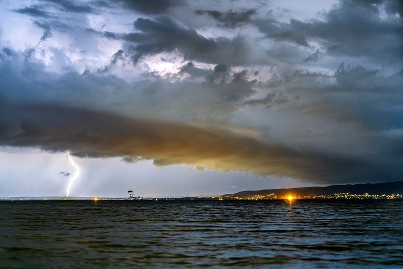 Blitze und Gewitter am Balaton in Ungarn. Abends Nachts. Blick auf Keszthely von Daniel Pahmeier