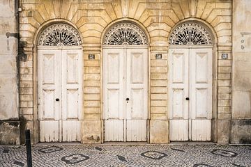 Drie witte deuren in het Portugese Aveiro van Paula Romein