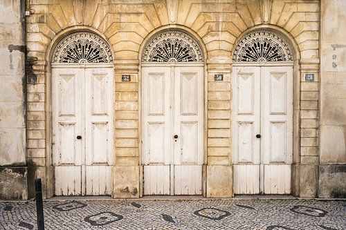 Drei weiße Türen in Aveiro, Portugal