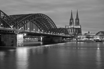 De Dom van Keulen in monochroom van Rolf Schnepp