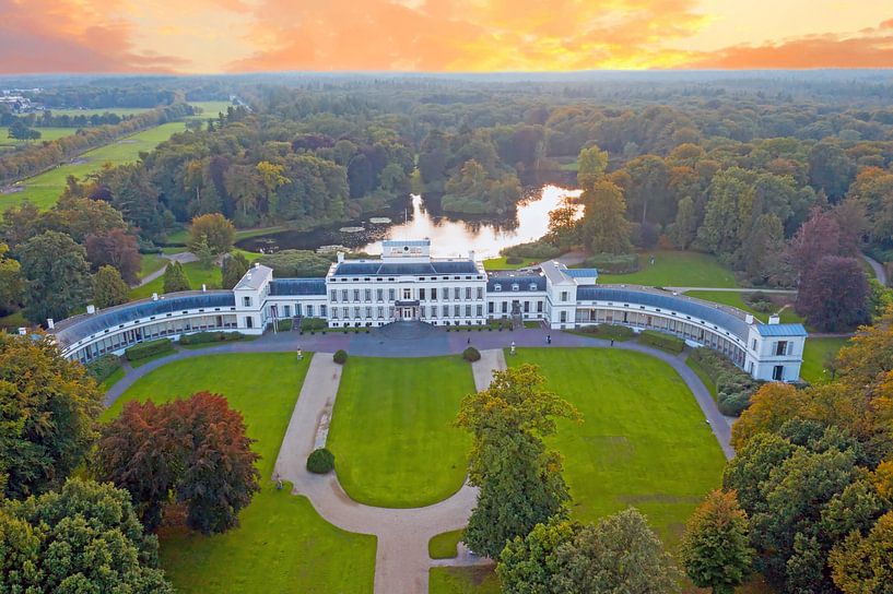 Luchtfoto van paleis Soestdijk bij zonsondergang in Nederland van Eye on You