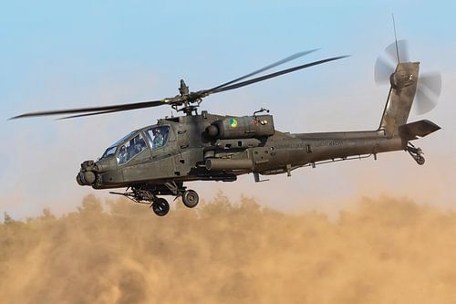 Een Apache gevechtshelikopter doet stof opwaaien!