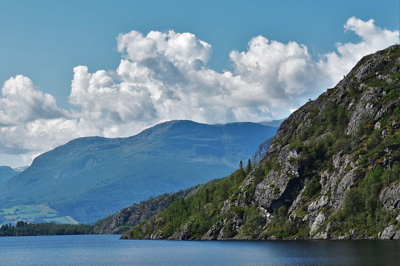 Die wolkigen norwegischen Fjorde von Naomi Elshoff