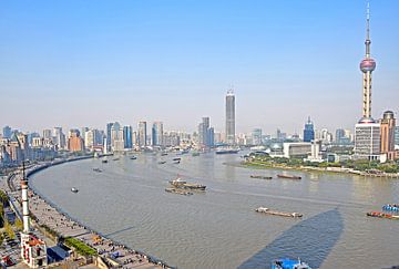 Shanghai zicht over Huangpu rivier (The Bund) van Frans van Huizen