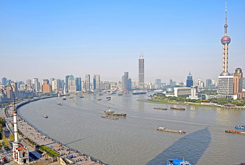 Shanghai zicht over Huangpu rivier (The Bund) van Frans van Huizen