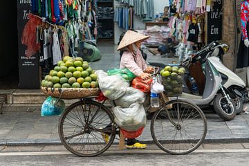 Verkoopster op de fiets in Hanoi van Ron Poot