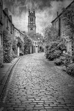 Circus Lane met de klokkentoren van St Stephens - Monochrom