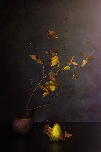 Herfst stilleven met peer en herfsttakken. Aanbieding