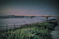 Nijmeegse Waalbrug vroeg in de ochtendmist gezien vanaf de Lentse kant. van Rianne Groenveld thumbnail