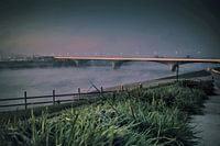 Nimwegener Waalbrücke am frühen Morgen von der Fastenseite aus Nebel gesehen.