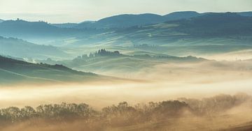 Italie Toscane Val d'Orcia dans le brouillard sur Jean Claude Castor