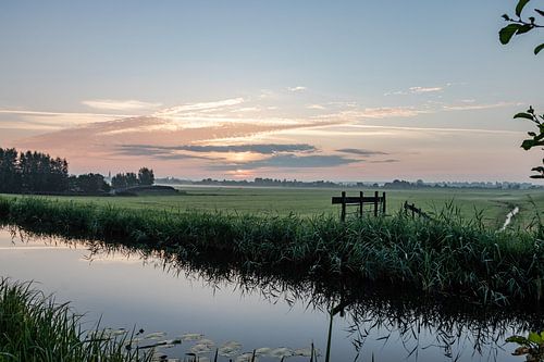 Nederlands landschap zonsondergang zonsopgang weiland en hek