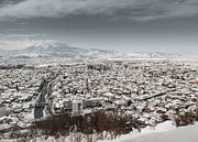 Besneeuwde stad Prizren van bovenaf in het winterseizoen van Besa Art thumbnail