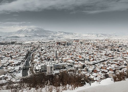 Besneeuwde stad Prizren van bovenaf in het winterseizoen