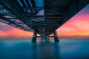 Industriepier am Meer bei Sonnenuntergang