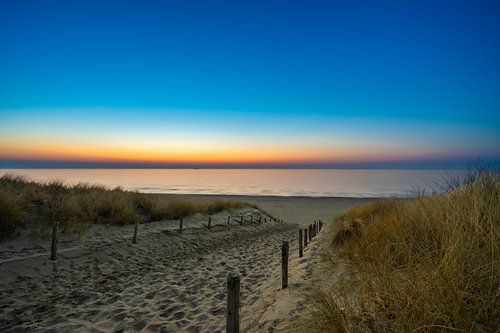 Strandopgang en zee en zon