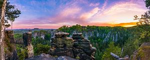 Panoramablick auf die Basteibrücke bei Sonnenuntergang