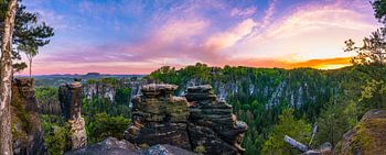 Panoramablick auf die Basteibrücke bei Sonnenuntergang
