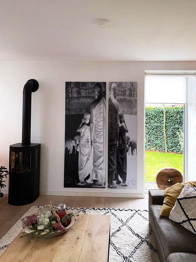 Panel 2 eines Diptychons Mönche beobachten, wie junge Elefanten gewaschen werden  von Affect Fotografie 