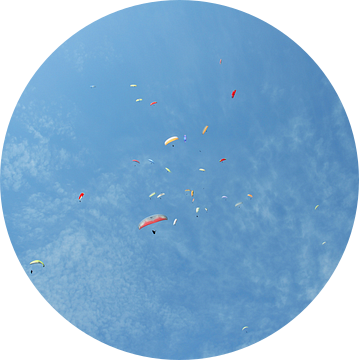 Nepal, Pokhara: Paragliders cirkelen in een stijgende stroming boven de berg Sarangkot. Blauwe lucht van Michael Semenov