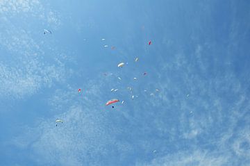 Nepal, Pokhara: Paragliders cirkelen in een stijgende stroming boven de berg Sarangkot. Blauwe lucht van Michael Semenov