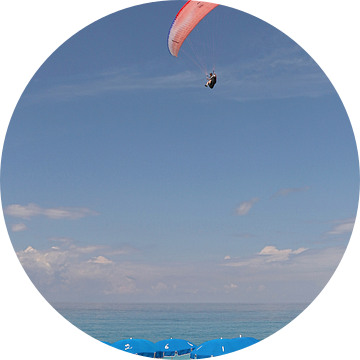 Paragliden boven het strand op een mooie zomerse dag van Shot it fotografie