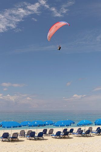 Paragliden boven het strand op een mooie zomerse dag