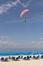 Paragliding über dem Strand an einem schönen Sommertag von Shot it fotografie Miniaturansicht