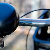 Matte schwarze Fahrradklingel an einem modernen Citylenker für einen urbanen Lebensstil von Dlanor