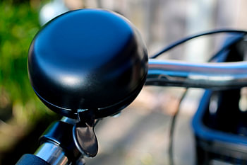 Matte zwarte fietsbel op een modern stadsstuur voor een urban lifestyle