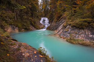 Oberbayerische Lagune im Wald-der wildromantische Wasserfall bei Krün