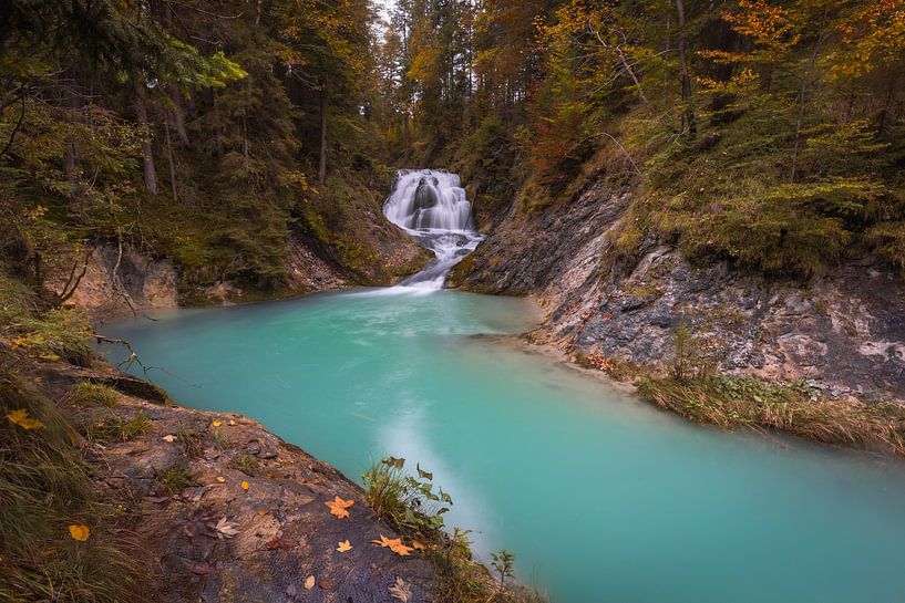 Waterval in het bos met turquoise Lagune- Cascade dans la foret avec lagon turquoise- waterfall in the Forest with turquoise lagoon von Christina Bauer Photos