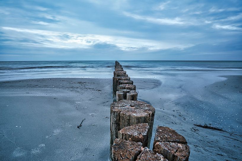 Kribben die in zee steken. Genomen in Zingst, aan de Darß. Het perspectief is gericht op de horizon van Martin Köbsch