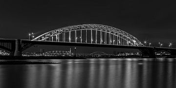 Waalbrücke Nijmegen am Abend - schwarz-weiß von Tux Photography