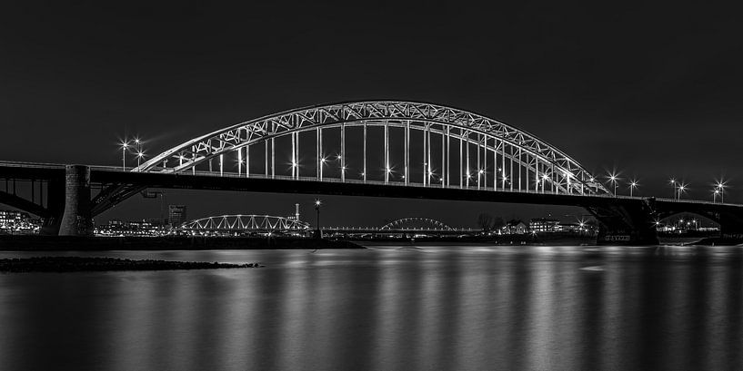 Waalbrug Nijmegen in de avond - zwart-wit van Tux Photography