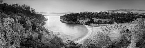 Cala Llombards baai in Mallorca in zwart en wit.