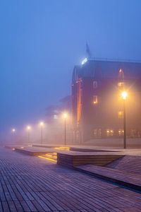 Hotel in de mist, Houthavens, Amsterdam van Lizzy Komen