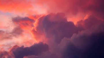 Dynamics and beauty of clouds by Maarten Zeehandelaar