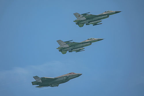 Formation composée de 2 F-16 «'s » et d'un F-35 de l'armée de l'air royale néerlandaise. sur Jaap van den Berg