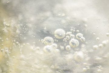 luchtbellen in ijs, geel en grijs van Wendy van Kuler Fotografie