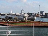 SS Rotterdam gefotografeerd van af de huidige MS Rotterdam
