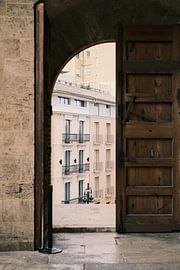 A view through the streets of Valencia // Spain // Travel and Street Photography by Diana van Neck Photography