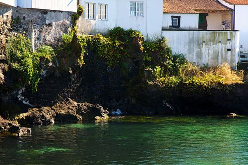 Huizen aan een baai