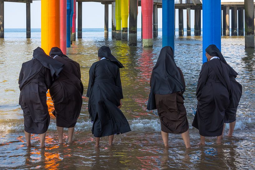 Nuns looking for cooling by Rinus Lasschuyt Fotografie