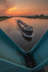 Binnenvaartschip bij sluis tijdens zonsondergang van Moetwil en van Dijk - Fotografie